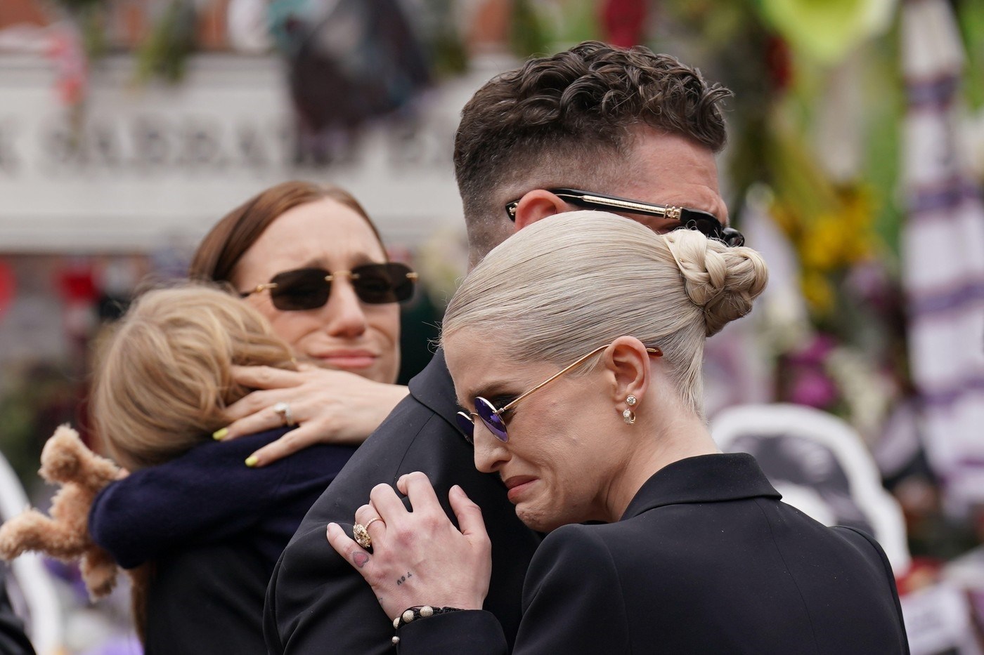 Kelly Osbourne na očevom ispraćaju nosila njegove ljubičaste naočale