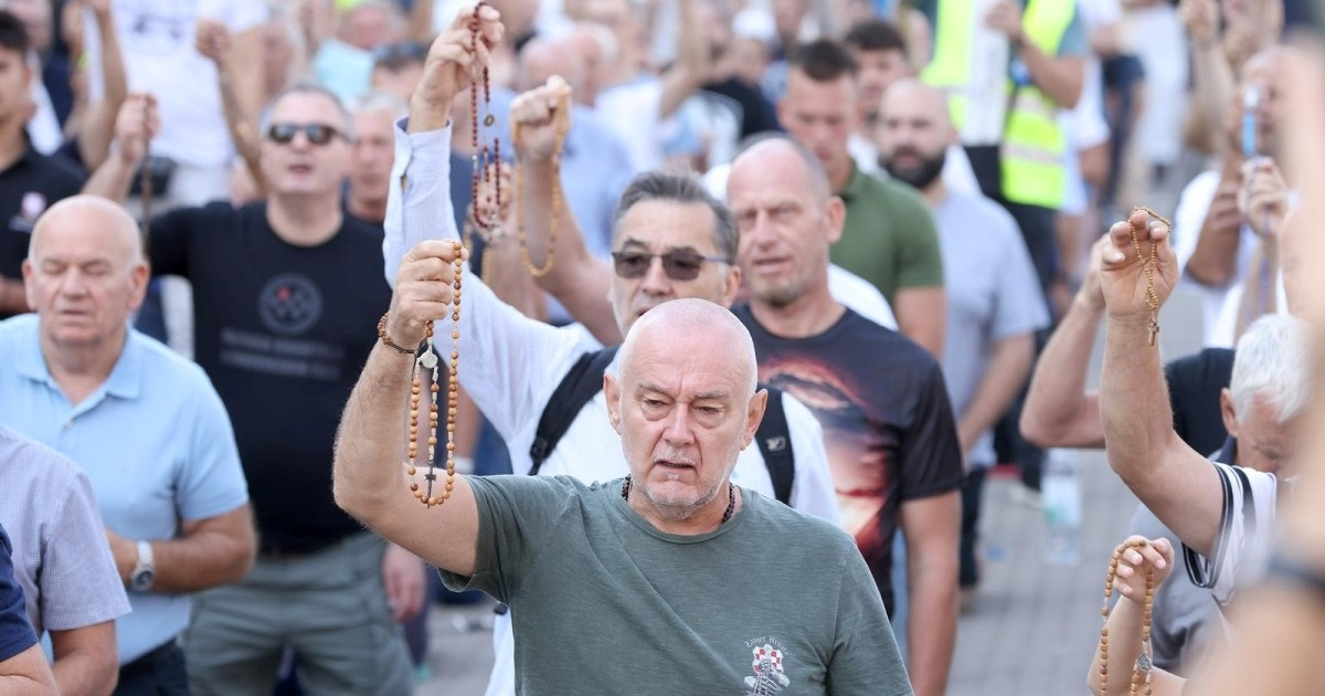 Nadbiskup Uzinić kritizirao klečavce