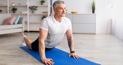 Muškarci stariji od 40 mogli bi lakše ući u svijet joge uz ovu jednostavnu pozu