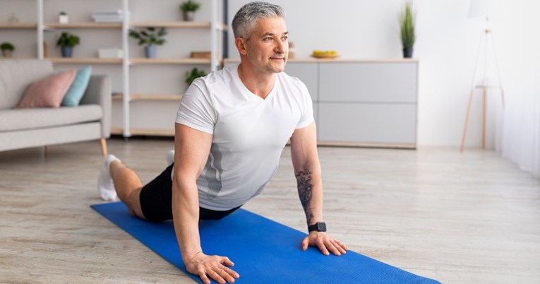 Muškarci stariji od 40 mogli bi lakše ući u svijet joge uz ovu jednostavnu pozu