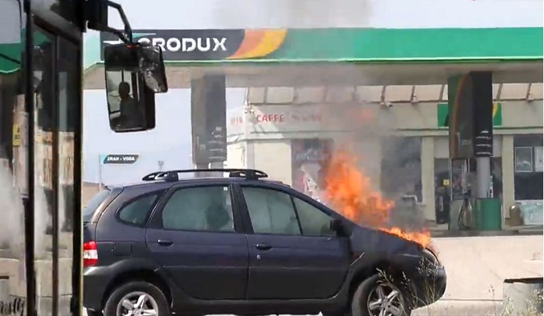 VIDEO U Splitu se zapalio auto na ulazu u benzinsku