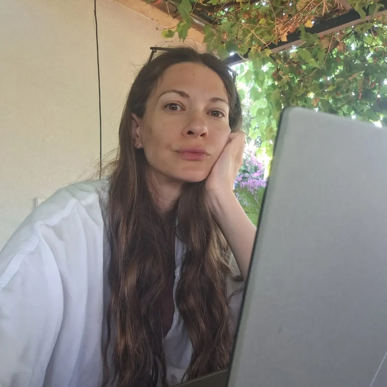 Sara Renar (39) je trudna