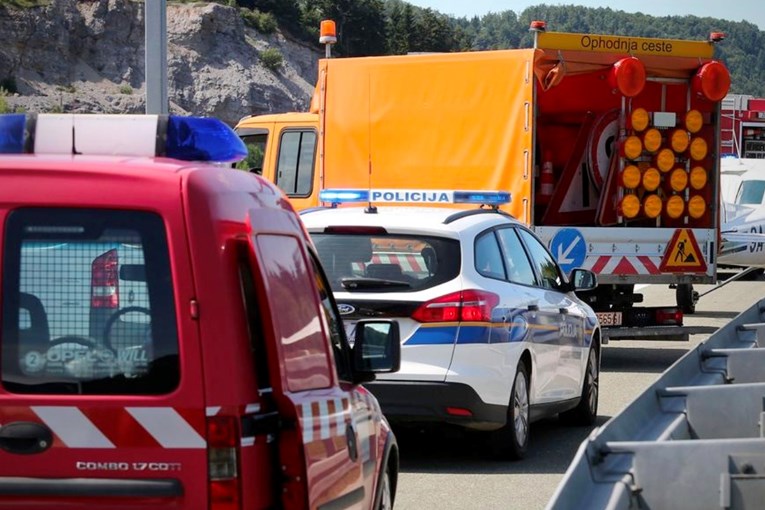Detalji teške prometne na A1: Vozača šlep službe udario kamion, umro je