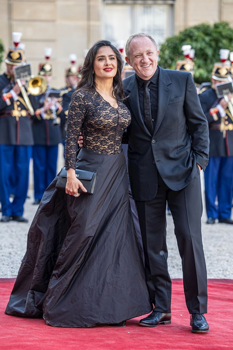 Salma Hayek u neobičnoj kreaciji privukla poglede u Francuskoj, pozirala s mužem