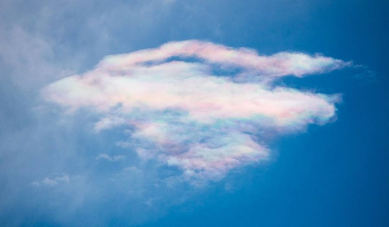 FOTO Neobičan fenomen iznad Trnskog: Snimljen oblak u duginim bojama