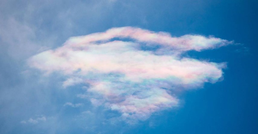 FOTO Iznad Trnskog snimljen neobičan oblak u duginim bojama