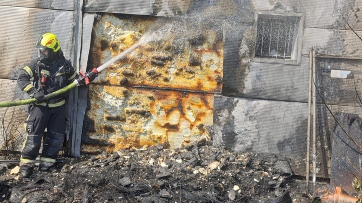 Izbio požar kod teretane u zagrebačkoj Dubravi, zahvatio dva auta