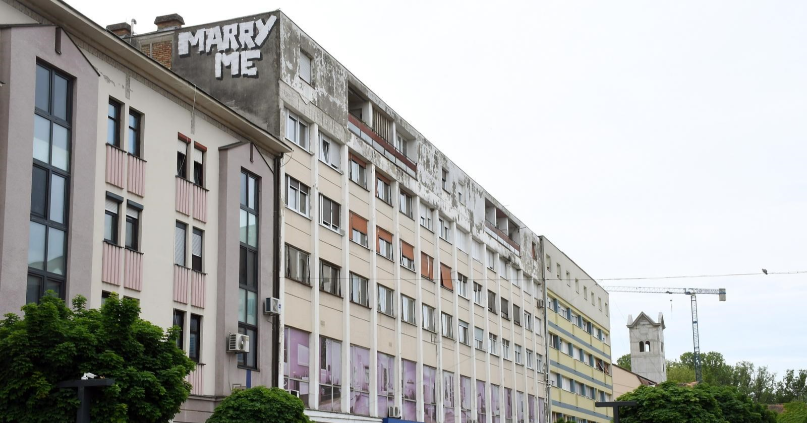 Na zgradi u Sisku nalazi se neobičan grafit - bračna ponuda