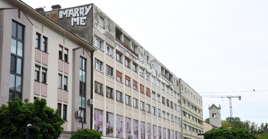 Na zgradi u Sisku nalazi se neobičan grafit - bračna ponuda