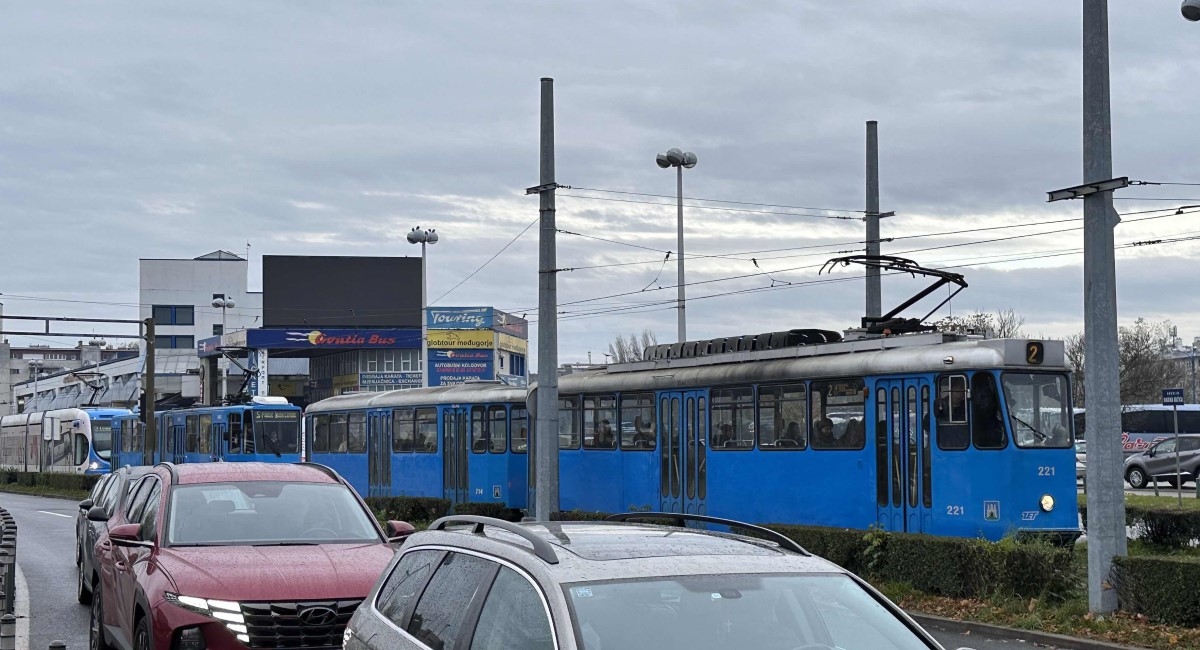 Pokvario se ZET-ov tramvaj. Došlo do zastoja, stvorile se velike gužve na stanicama