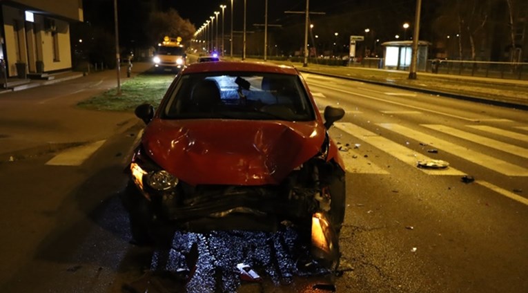 FOTO U Zagrebu vozio bez vozačke i u neregistriranom autu pa skrivio nesreću