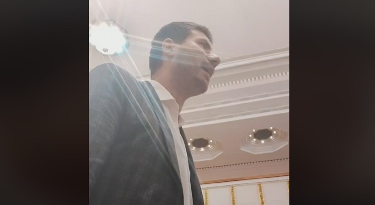 VIDEO Pernar urlao u saboru da mu maltretiraju obitelj, morali su ga iznijeti