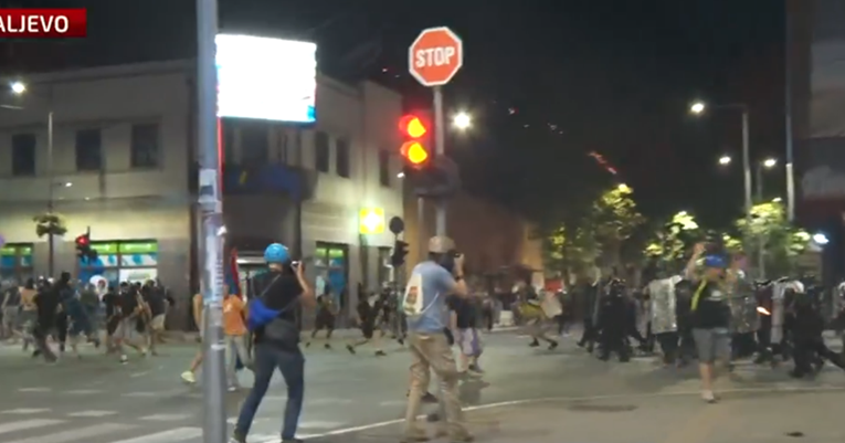 VIDEO Prosvjedi diljem Srbije. Policija jurišala na ljude, tjerala ih suzavcem