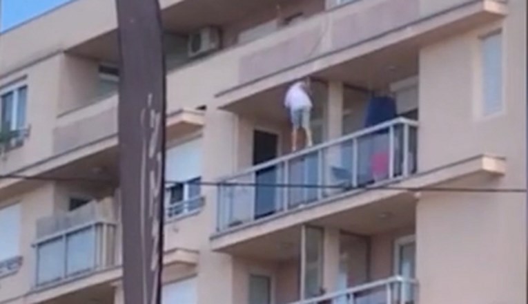 Policajac u Beogradu satima s pištoljem na balkonu, žena pobjegla u čarapama