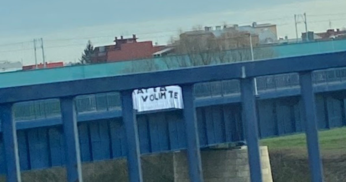 "Matea, volim te": Pogledajte transparent koji je jučer osvanuo na Savskom mostu