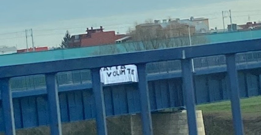 "Matea, volim te": Pogledajte transparent koji je jučer osvanuo na Savskom mostu