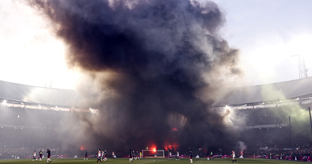 VIDEO Navijački kaos i prekidi u nizozemskom derbiju, igraču Ajaxa raskrvarena glava