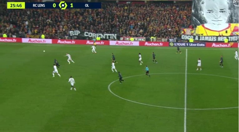 Pogledajte kako je Lovren poklonio gol protivniku. Odmah se u očaju uhvatio za glavu