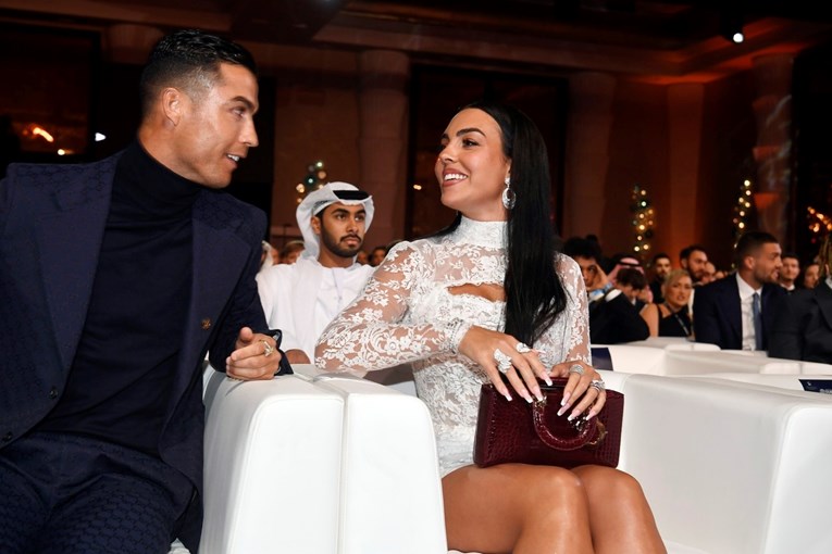Georgina privukla poglede na dodjeli nagrada u Dubaiju, nosila haljinu od čipke