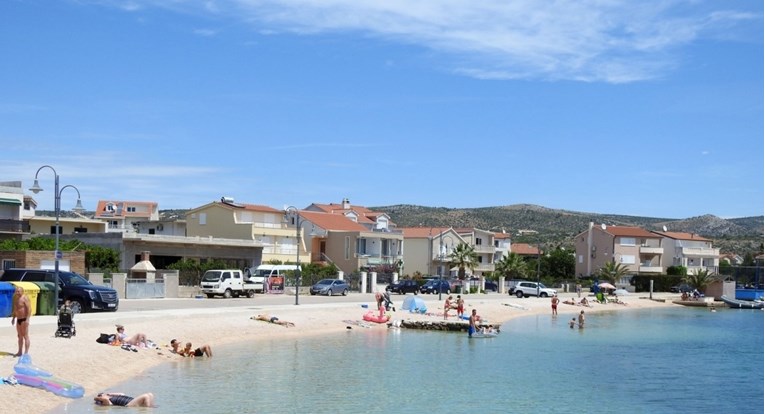 U Rogoznici prijetio ženi koja je dovela psa na plažu, a zatim psa bacio na cestu