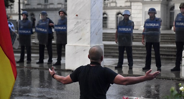Prosvjednici u Skopju razbili prozore na zgradi parlamenta pa napali policiju