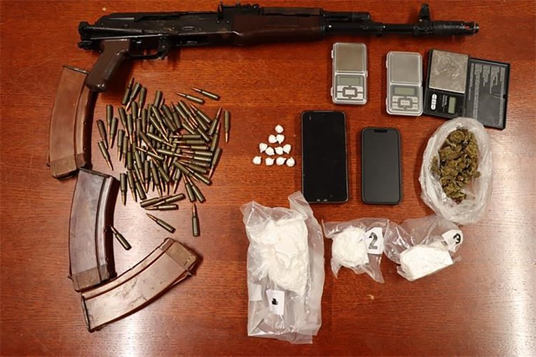 Kod uhićenih dilera droge pronađen kokain, marihuana, oružje i 28.000 eura