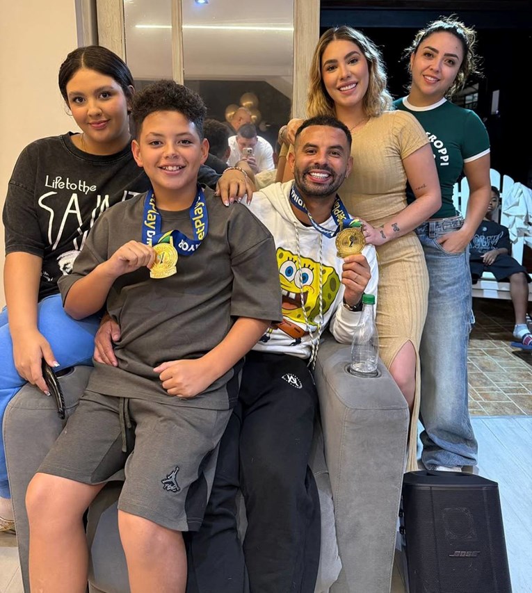 Fotografije nogometaša (33) i njegove kćeri (21) zbunile ljude