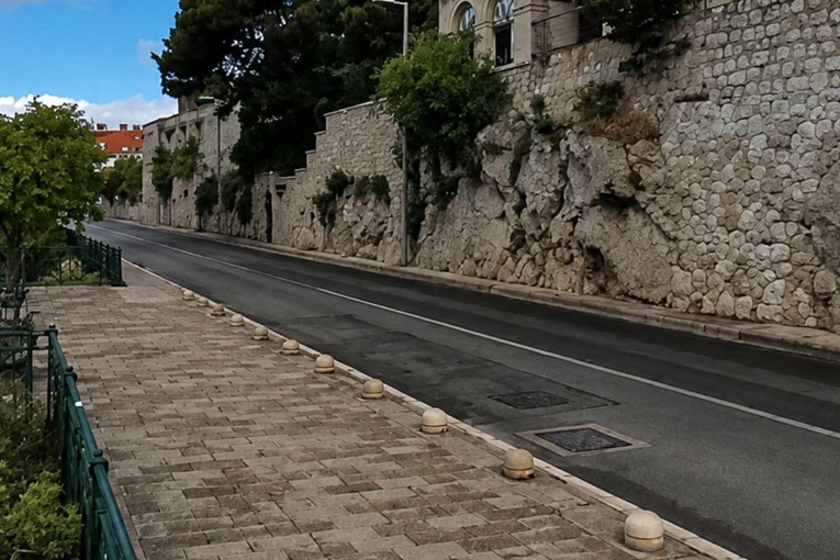 Motociklist u Dubrovniku pretjecao preko pune crte i zabio se u autobus