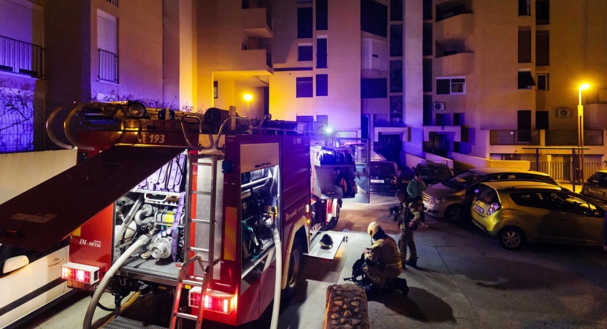 Izbio požar u stanu u Splitu, vlasnika spasio dostavljač Wolta