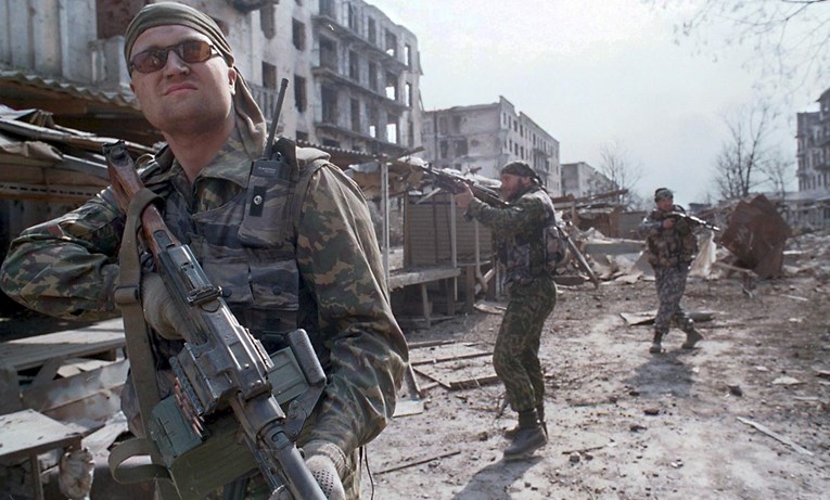 Putin je uspon počeo brutalnim ratom, uništio je grad. Danas su mu vazali