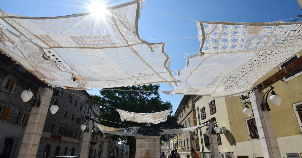 FOTO Od danas u Šibeniku tabletići i stolnjaci pružaju hlad i spas od vrućina