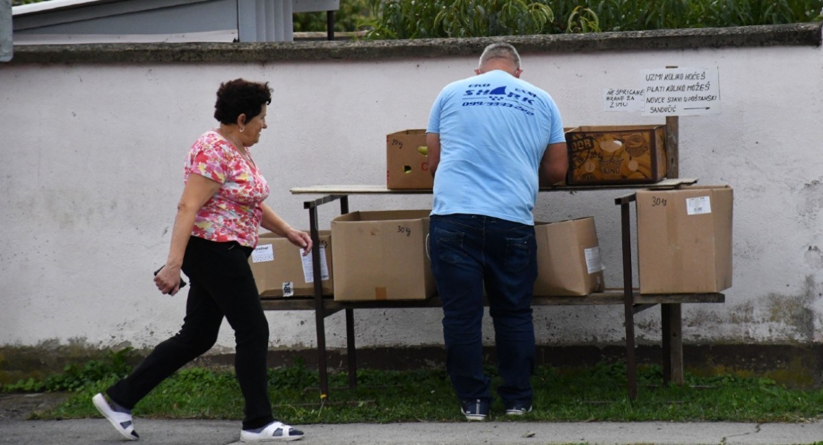 Slavonac postavio štand s jabukama ispred svoje kuće i oduševio porukom kupcima