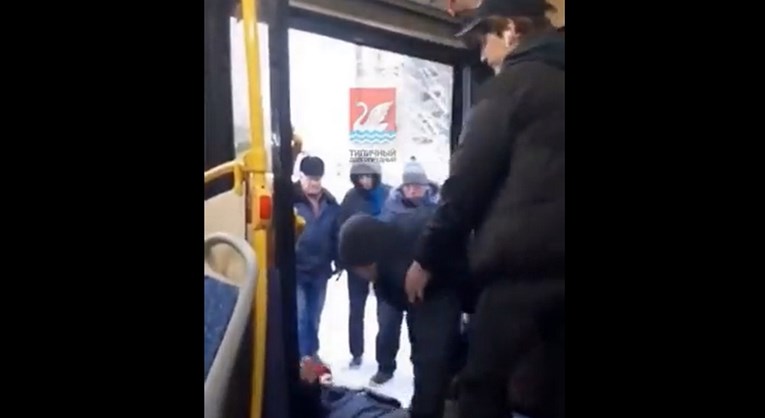 VIDEO Starija žena u Rusiji kritizirala rat u Ukrajini. Izbačena je iz autobusa