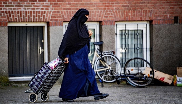 Švicarci glasaju o zabrani nošenja nikaba, dosta muslimana se buni