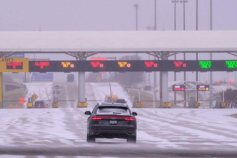 Jedna od najjačih zimskih oluja zadnjih godina u SAD-u, stotine tisuća bez struje
