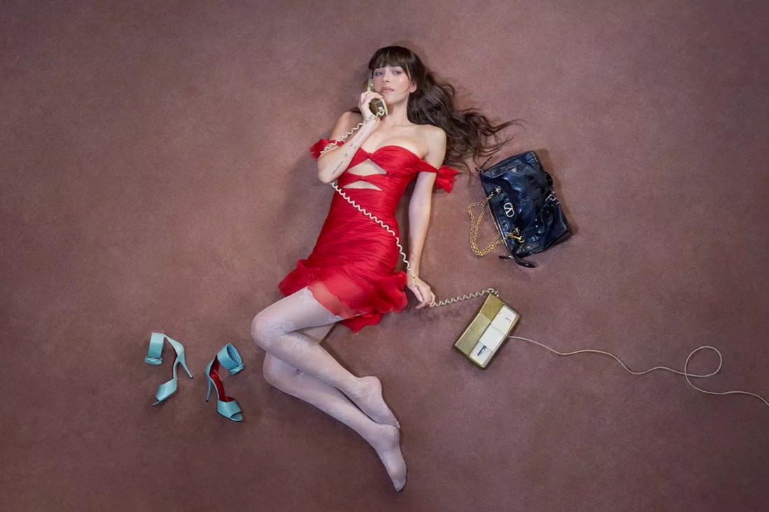 Dakota Johnson u Valentino mini haljini i najlonkama