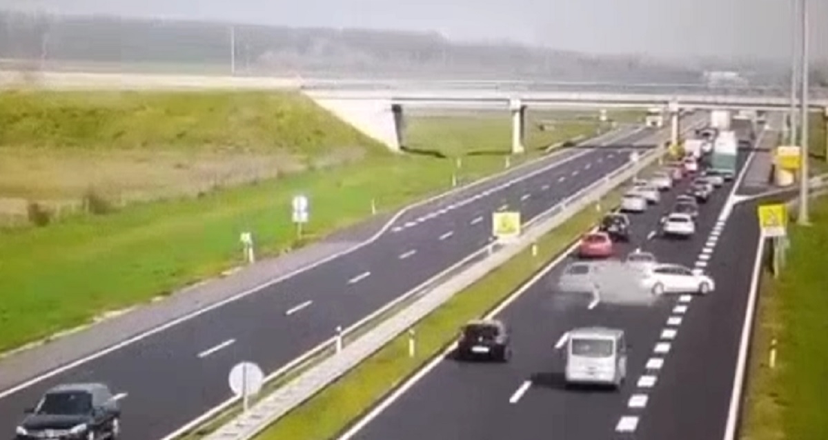 VIDEO Ovo je trenutak sudara na A3 prije par dana, auto se zabio u kolonu