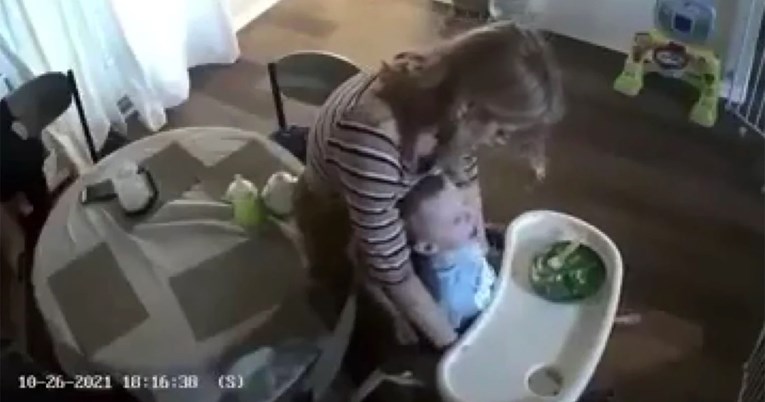 Roditelji objavili užasan video dadilje koja pokušava na silu nahraniti njihovog sina