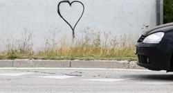 Na zgradi u Tomislavgradu pažnju prolaznika privlači poseban grafit: "Ženim te..."