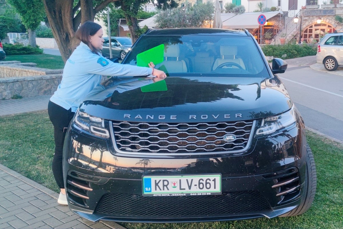 Seljačina je parkirala svoj Range Rover u parku na Krku. Pogledajte