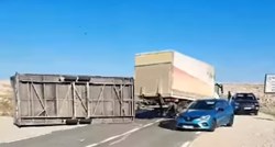 VIDEO Bura na Pagu prevrnula prikolicu kamiona