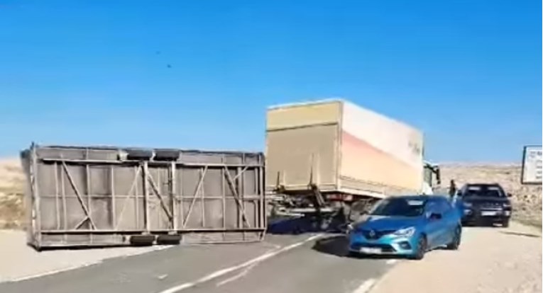 VIDEO Bura na Pagu prevrnula prikolicu kamiona