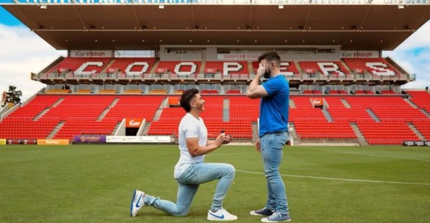 Gej nogometaš zaprosio dečka na terenu svog kluba