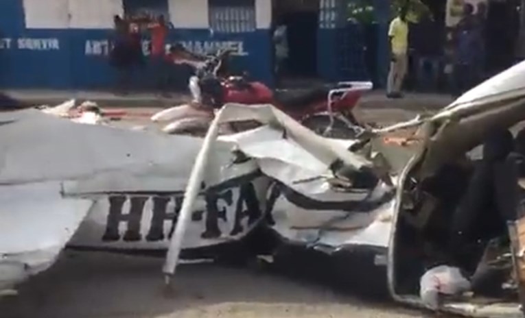 Na Haitiju mali avion pao na prometnu ulicu, poginulo najmanje šestero ljudi