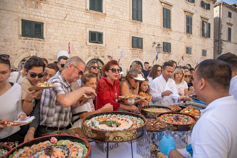 FOTO Na Stradunu održana tradicionalna Dubrovačka trpeza