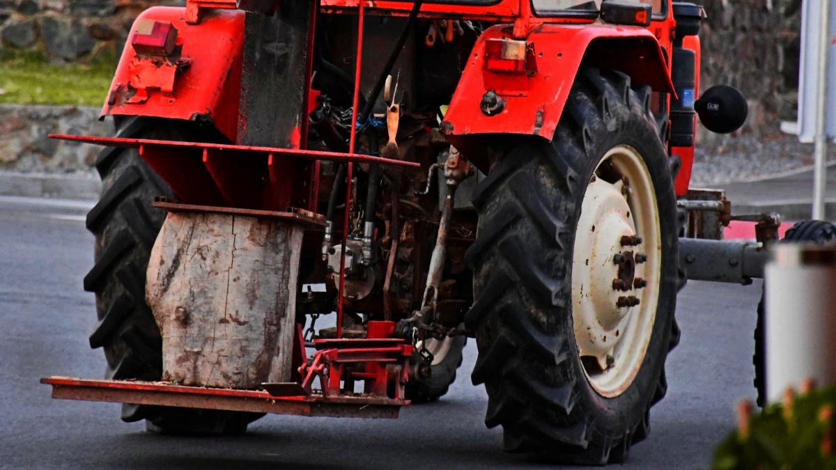 Traktor pao na vozača u šumi kod Kamešnice