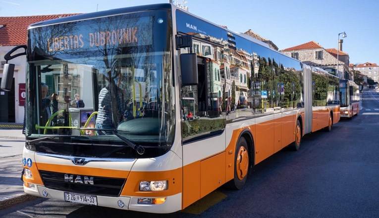 Vozač autobusa u Dubrovniku udario kolegicu jer mu navodno nije htjela dati vode