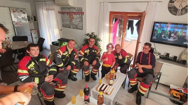 Mališanu iz Umaga na rođendan došla cijela vatrogasna smjena