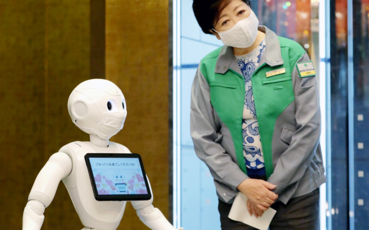 Zaražene koji imaju blaže simptome u Japanu dočekuje robot