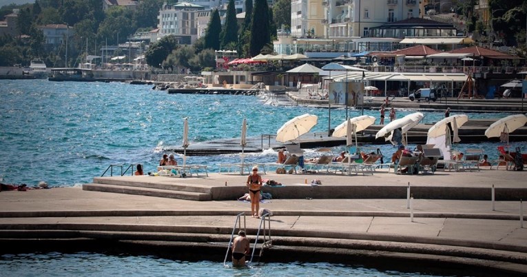 Krala torbe za plaže i novčanike u Opatiji. Uhićena je istu večer